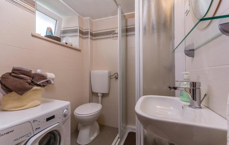 Apartment Nena- Apartman Sa Posebnim Ulazom U Prizemlju, Terasom I Zelenom Okucnicom Rakotule Bagian luar foto