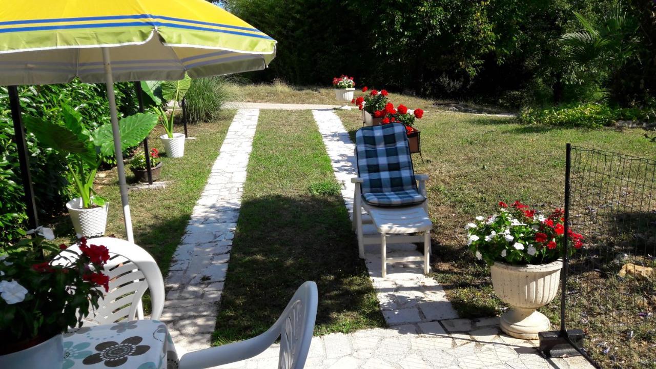 Apartment Nena- Apartman Sa Posebnim Ulazom U Prizemlju, Terasom I Zelenom Okucnicom Rakotule Bagian luar foto